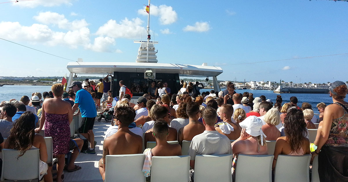 Uno de nuestros barcos con turistas a bordo