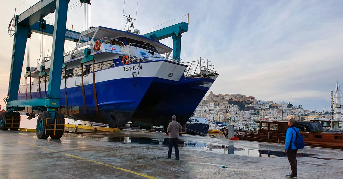 Crane "travelift" on the move, transporting Sea Experience Ibiza's Ulises Cat