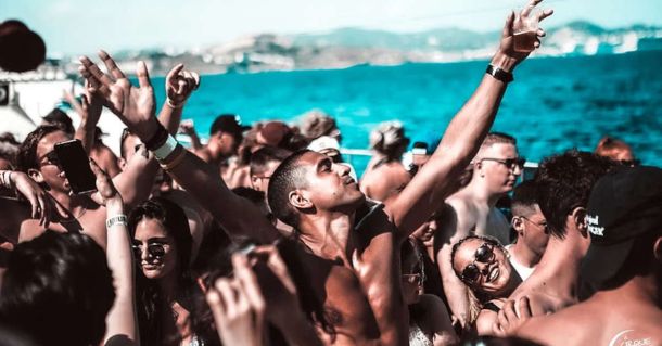 Las Mejores Excursiones en Barco para Ver la Puesta de Sol en Ibiza